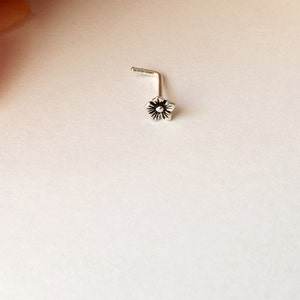 Flower Nose Stud. 20 gauge. image 3