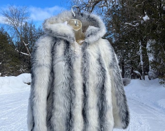 Vintage American Signature Cream and Grey Shaggy Style Faux Vintage American Signature Cream and Grey Shaggy Style Faux