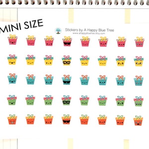 Op de afbeelding: Een vel met 36 mini-cadeaudoos stickers met verschillende uitdrukkingen. De stickers zijn in verschillende kleuren, waaronder rood, geel, blauw, groen en oranje. De tekst "Stickers by A Happy Blue Tree" en "www.ahappyblustree.etsy.com" staat bovenaan het vel gedrukt.