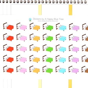 Op de afbeelding: Een vel met 24 stickers met een cartoonbed met een kussen en deken in verschillende kleuren, waaronder rood, oranje, geel, groen, blauw, roze en bruin. De stickers zijn bedoeld voor gebruik in een planner of dagboek.