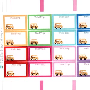 Puede incluir: Un conjunto de 12 pegatinas coloridas con un autobús escolar de dibujos animados con el texto "Field Trip" en cada pegatina. Las pegatinas están dispuestas en una cuadrícula de cuatro filas y tres columnas. Las pegatinas son perfectas para agregar un toque divertido a los planificadores, calendarios o cuadernos.