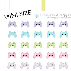 Op de afbeelding: Een vel met 36 mini-stickers met cartoon gamecontrollers in verschillende kleuren, waaronder paars, blauw, groen, roze, grijs en zwart. De stickers zijn gerangschikt in zes rijen van zes. De tekst "MINI SIZE" staat bovenaan het vel. De tekst "Stickers by A Happy Blue Tree" en "www.ahappybluetree.etsy.com" staat ook op het vel.