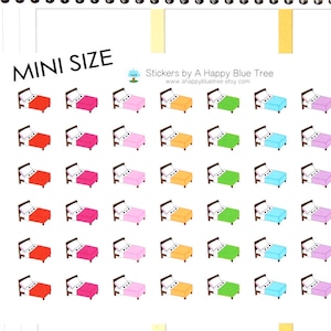 Op de afbeelding: Mini-bedstickers in verschillende kleuren, waaronder rood, roze, geel, groen, blauw, paars en bruin. De stickers zijn gerangschikt in rijen en kolommen. De tekst op de afbeelding luidt "MINI SIZE" en "Stickers by A Happy Blue Tree".