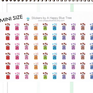 Op de afbeelding: Een vel met mini-stickers met verschillende kleurrijke bubble tea-bekers met de tekst "Clean Brushes" op elke beker. De stickers zijn in een rasterpatroon gerangschikt.