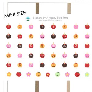 Op de afbeelding: Een vel met 31 mini-stickers met cartoon-appels in verschillende kleuren en ontwerpen. Elke appel heeft een nummer van 1 tot en met 31. De stickers zijn voor een kalender of planner. De tekst "MINI SIZE" staat bovenaan het vel. De tekst "Stickers by A Happy Blue Tree" staat onder de stickers. De tekst "www.ahappybluetree.etsy.com" staat onder de tekst "Stickers by A Happy Blue Tree".
