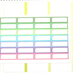 Peut inclure: Une feuille d'autocollants de planificateur colorés avec des espaces rectangulaires vierges pour écrire. Les autocollants sont dans des tons de vert, bleu, violet et rose. Le texte "Stickers by A Happy Blue Tree" et l'adresse du site Web "www.ahappybluetree.etsy.com" sont imprimés sur le côté gauche de la feuille.