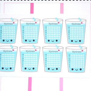 Op de afbeelding: Een vel met acht blauwe waterglas stickers met een lachend gezicht en een rood hart. Elk glas heeft een raster met 49 witte cirkels om de dagelijkse hydratatie bij te houden.