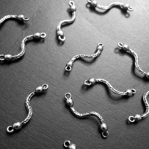 ESC-CN43: Wavy Bar Connectors [12pcs] 25x2mm