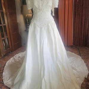 Beautiful ivory silk wedding gown with pearled venise bodice (K-5)