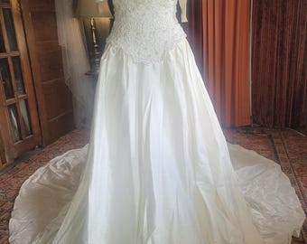 Beautiful ivory silk wedding gown with pearled venise bodice (K-3a)