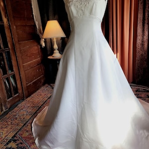 1995 white matte satin Jasmine wedding gown with a cathedral veil. zdjęcie 1