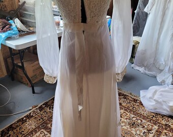 Vintage (c.1967) Wedding Gown With Detachable Train (g-1a