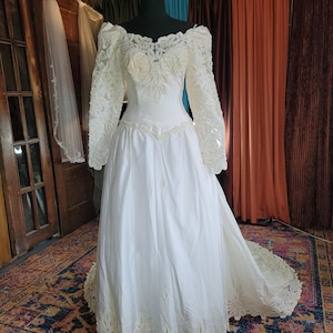 Gorgeous ivory Silk wedding gown (c.1998) [RK-15]