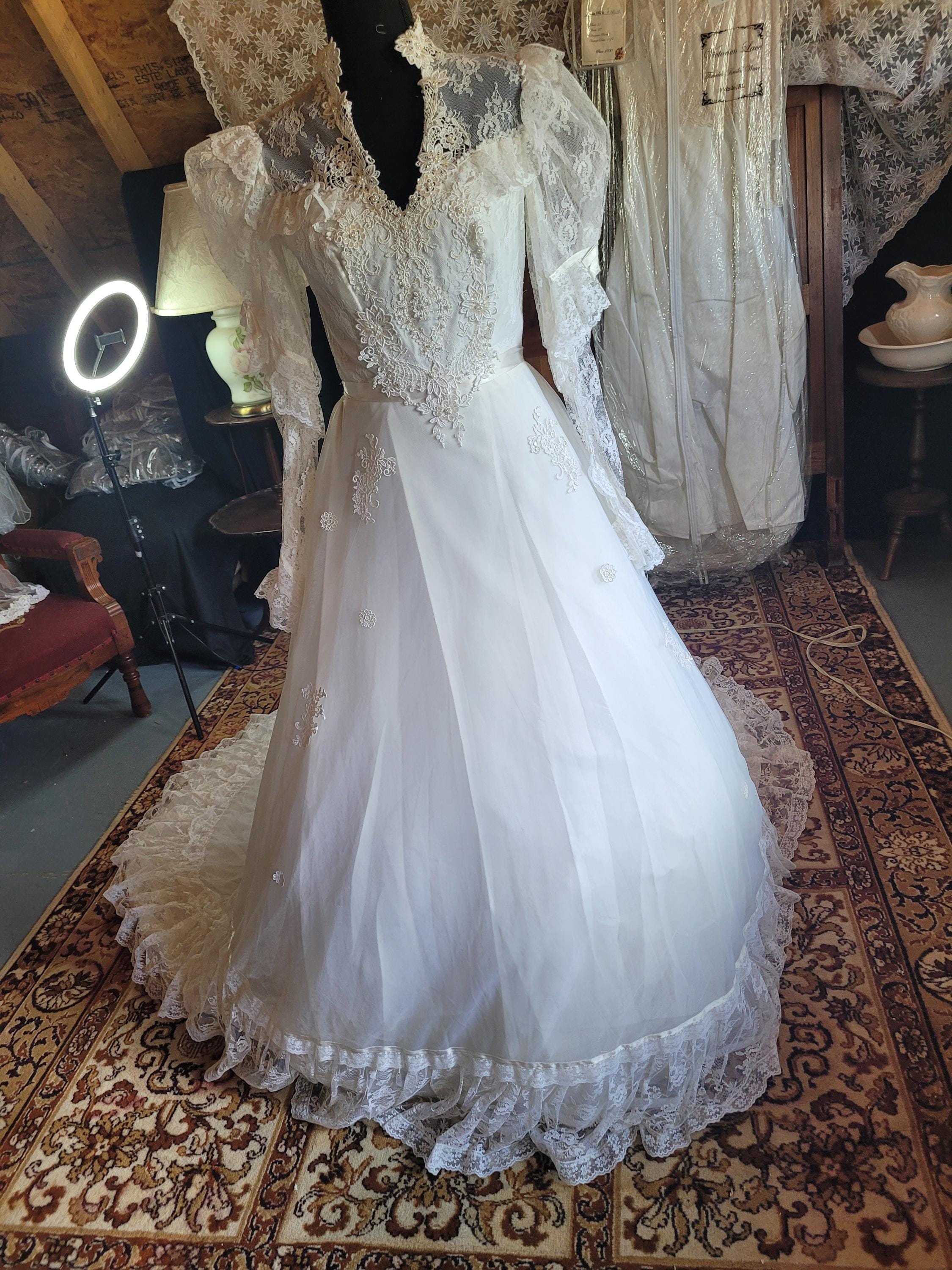Vintage wedding gown (c.1976) (H-1) Vintage wedding gown (c.1976) (H-1)