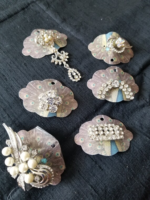 6 PC. Collection of vintage brooches