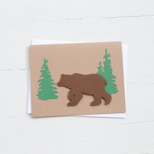 Carte de voeux d’ours grizzli et d’arbre de pin