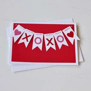 Carte de Saint-Valentin avec guirlande XOXO