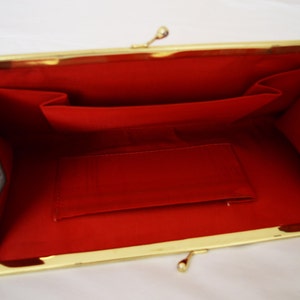 Bolso vintage de cuero marrón. Retro. Forro rojo. Cierre a presión. Años 70.
