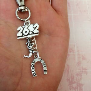 Marathon gelukscadeau voor hardloper sleutelhanger voor marathonloper cadeau voor hardloopmarathon 2025, 26,2 sleutelhanger voor vrouwelijke hardloper sleutelhanger