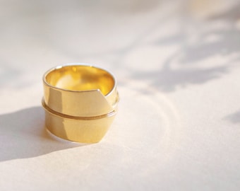 Wickelring, Gold breiter Bandring, Bypass Ring, Statement Ring, moderner Ring, großer Ring, vergoldeter Ring, Israelischer Schmuck, zeitgenössischer Ring