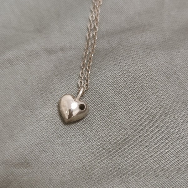 Collier de cœur minuscule, bijoux commémoratifs, collier de cœur brisé, bijoux de bijoux de deuil et de perte, collier de cœur en argent,