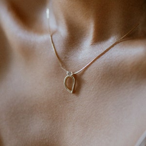 Gouden hanger ketting met edelsteen, cirkel hanger, minimalistische ketting, gelaagde ketting, gouden stapelketting, sierlijke schijfketting afbeelding 2