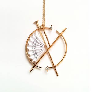 Regali personalizzati, collana di dichiarazione per donne, collana lunga con bussola d'oro, regali per madre e figlia, gioielli di carta, collana di origami d'oro