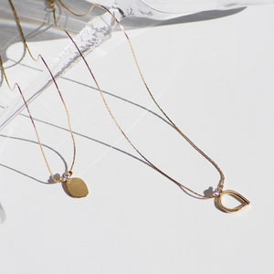 Gouden hanger ketting met edelsteen, cirkel hanger, minimalistische ketting, gelaagde ketting, gouden stapelketting, sierlijke schijfketting afbeelding 6