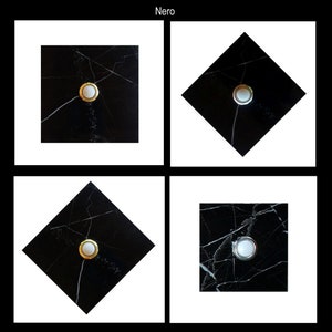 Może przedstawiać: Cztery czarne płytki marmurowe z białym przyciskiem w środku każdej z nich. Płytki są ułożone w siatkę 2x2. Płytka w lewym górnym rogu jest kwadratowa, płytka w prawym górnym rogu jest rombem, płytka w lewym dolnym rogu jest rombem, a płytka w prawym dolnym rogu jest kwadratowa.