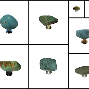 以下が含まれることがあります： さまざまな形と金属仕上げのターコイズグリーンの石のキャビネットノブ10個の詰め合わせ。