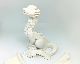 Figurine blanche d'un dragon puissant à peindre soi même