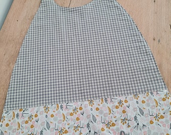 Serviette élastiquée, bavoir enfant, serviette enfant, maternelle, école, personnalisé, prénom, fille, vichy, gris, rose, fleurs