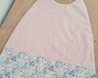 Serviette élastiquée, bavoir enfant, serviette enfant, maternelle, école, personnalisé, prénom, fleurs, fille, rose, mauve