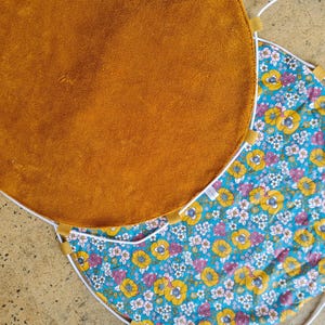 Tapis piscine vestiaire pied au sec sac maillot bain imperméable hygiène fleurs moutarde