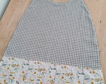 Serviette élastiquée, bavoir enfant, serviette enfant, maternelle, école, personnalisé, prénom, vichy, gris, fille, rose, fleurs