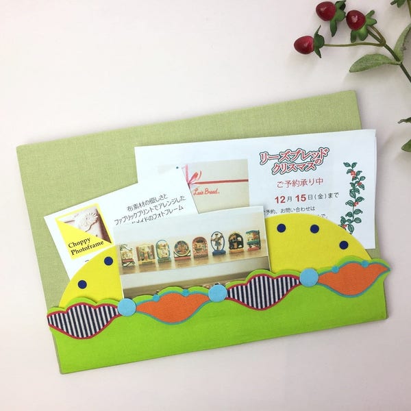 A small colorful memo board. Post the message on the yellow omelette. a memo board that makes your room happy. The message board in the kitchen. Convenient wall pocket. Wall Decor with omelette pattern. Memo holder. Bulletin board. Women's Gifts. A girl's gift.