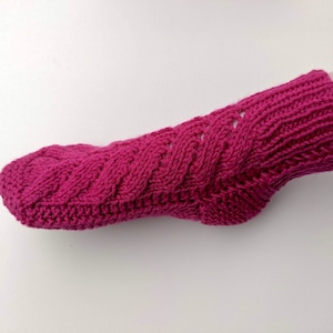 Two Needles Seamless Lace Knit Socks Pattern