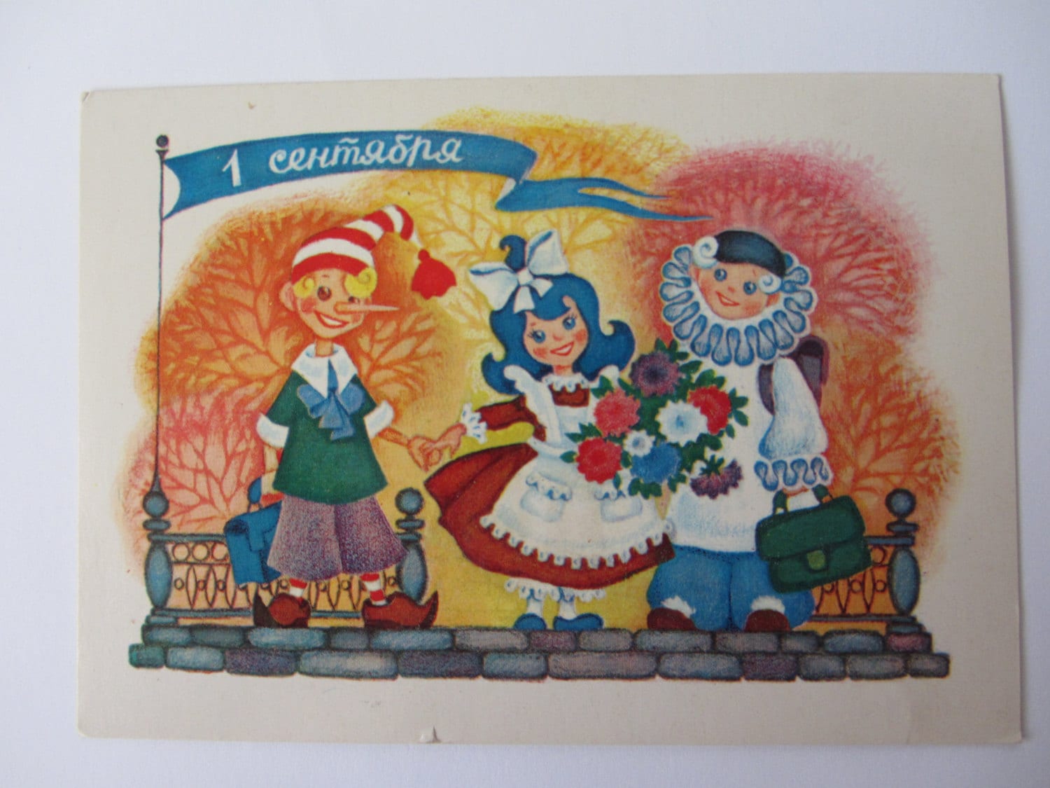 Незнайка с днем знаний. Сценарий линейки 1 сентября с буратино. Цель линейки 1 сентября в школе. С днем знаний советские открытки. Советские плакаты 1 сентября.