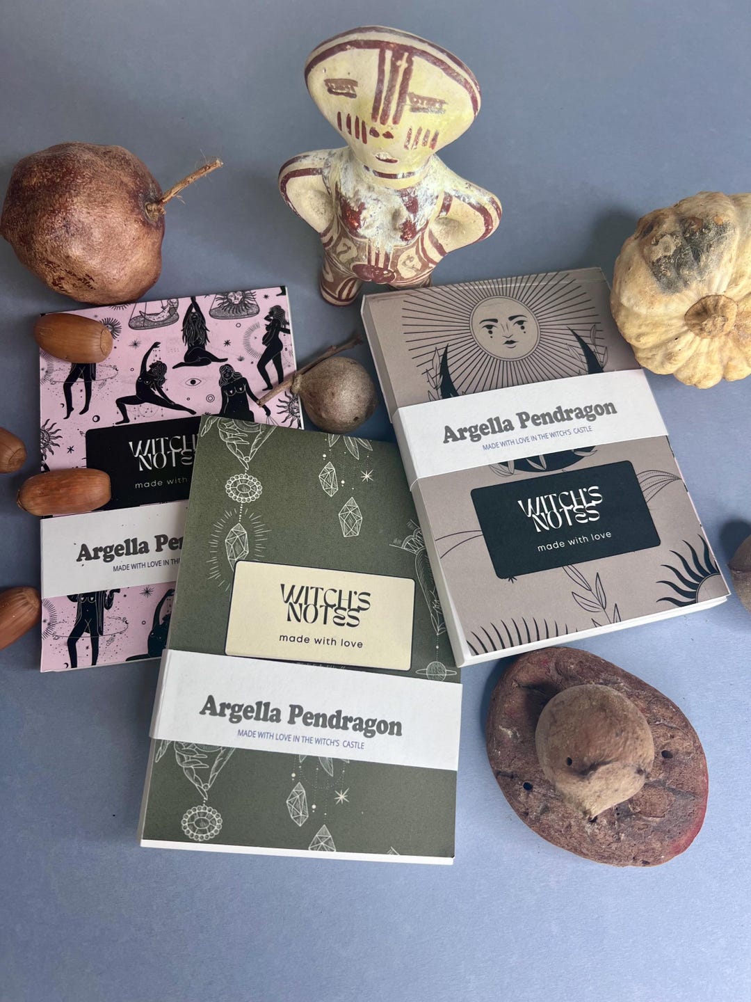 Set Di 4 Libri In Pelle Per Casa Delle Bambole (Scala 1:12) – Incantesimi E Magia, Miniatura Artigianale