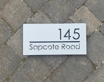 Letrero de casa moderno cortado a láser: placa de acrílico personalizada para número de puerta (30 x 15 cm)