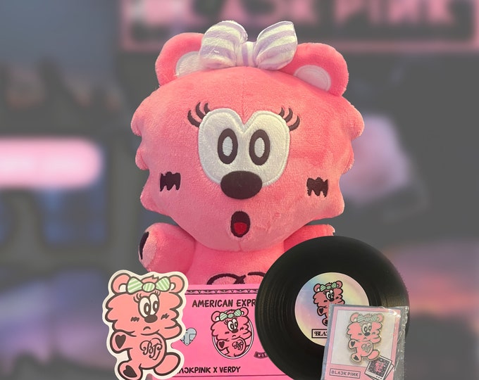 Ensemble cadeau peluche rose noir x Verdy ! Comprend une peluche Verdy, une épingle en émail dur, un dessous de verre en vinyle, une carte de crédit et un autocollant ! Inspiré du Pop-up Verdy !