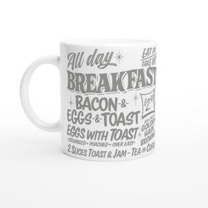 Caneca de cerâmica branca de 11 onças - com tipografia do menu de café da manhã do UK Cafe Retro Monocromático Branco Cinza