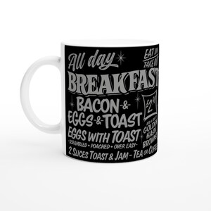 Caneca de cerâmica branca de 11 onças - com tipografia do menu de café da manhã do UK Cafe Retro Monocromático Preto Cinza