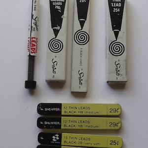 Zabytkowe wkłady zamienne Scripto & Sheaffer do ołówków mechanicznych w metalowych, blaszanych etui