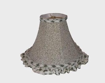 Lámpara de mesa vintage color blanco roto con volantes y hojas verdes. Pantalla de tela suave con marco completo forrado.