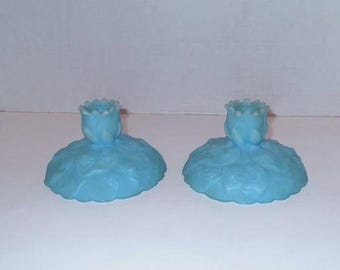 Vintage set van 2 Fenton 8473 satijnblauwe taps toelopende kandelaars Waterlelie
