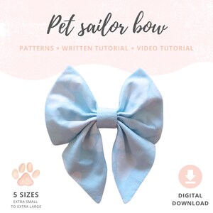 Pode incluir: Um laço de marinheiro para animais de estimação azul claro com um padrão branco, centrado em um fundo rosa claro. O texto "Pet sailor bow" está no topo, com "PATTERNS + WRITTEN TUTORIAL + VIDEO TUTORIAL" abaixo. A imagem também inclui "5 SIZES" e "DIGITAL DOWNLOAD".