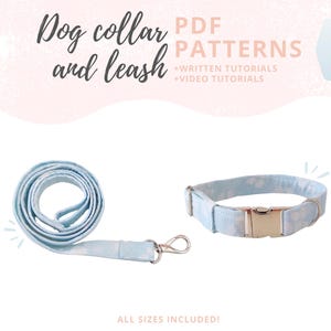 Pode incluir: Um conjunto de coleira e trela para cães azul claro com um padrão de pegadas. O conjunto inclui uma coleira com fivela de metal e uma trela a condizer com fecho prateado. O texto na imagem diz "Dog collar and leash PDF patterns".