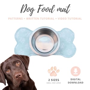Könnte beinhalten: Eine hellblaue Hundenahrungmatte in Knochenform mit einer Edelstahlschüssel in der Mitte. Der Text "Dog Food mat" steht oben, darunter "PATTERNS + WRITTEN TUTORIAL + VIDEO TUTORIAL". Ein brauner Hund befindet sich in der linken unteren Ecke.