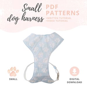 Op de afbeelding: Lichtblauwe kleine hondentuig met witte pootafdrukken. De afbeelding bevat de tekst "Small dog harness" en "PDF Patterns + Written Tutorial + Video Tutorial". De woorden "Small" en "Digital Download" zijn ook aanwezig.